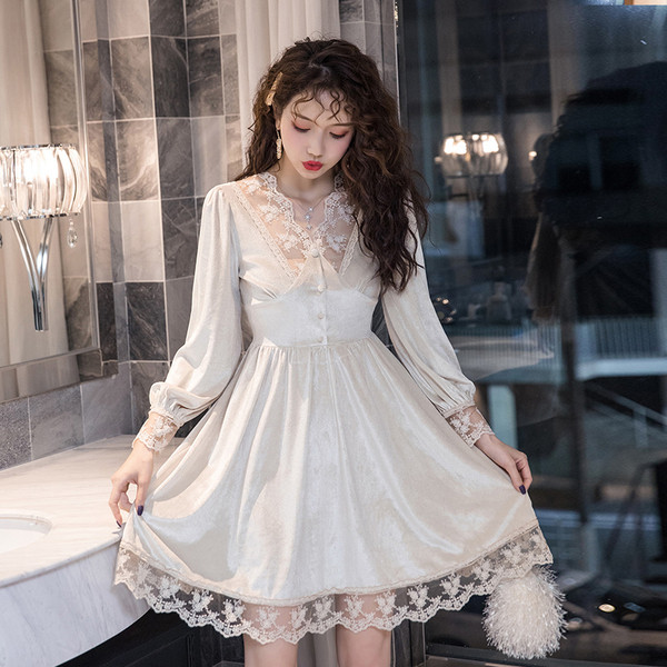 Moderna sieviešu samta kleita ar mežģīnēm