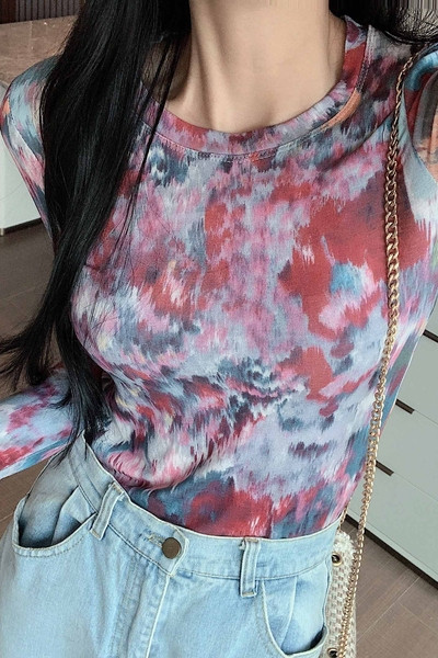 Įvairiaspalvė moteriška prigludusi palaidinė su ovalia iškirpte