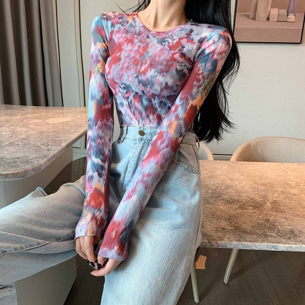 Įvairiaspalvė moteriška prigludusi palaidinė su ovalia iškirpte