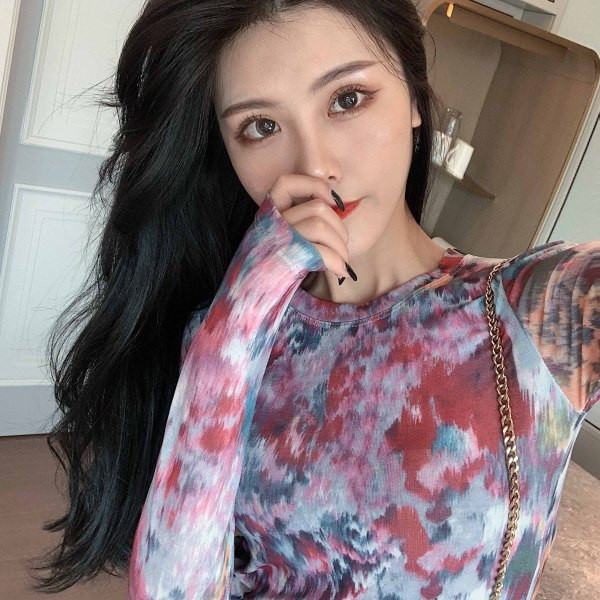 Įvairiaspalvė moteriška prigludusi palaidinė su ovalia iškirpte