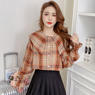 Retro stiliaus languoti moteriški marškiniai su apvalia iškirpte