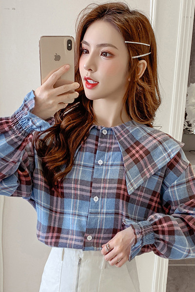 Retro stiliaus languoti moteriški marškiniai su apvalia iškirpte