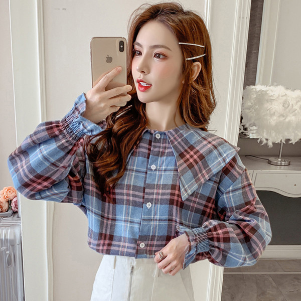 Retro stiliaus languoti moteriški marškiniai su apvalia iškirpte