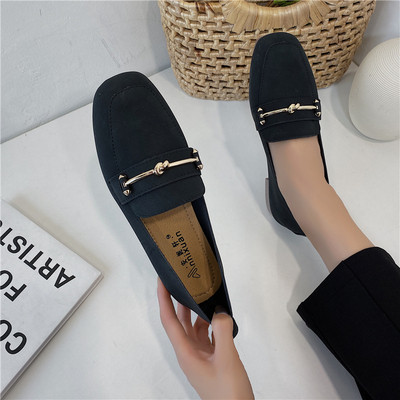 Ikdienas sieviešu retro apavi ar plakanu zoli un metāla elementu