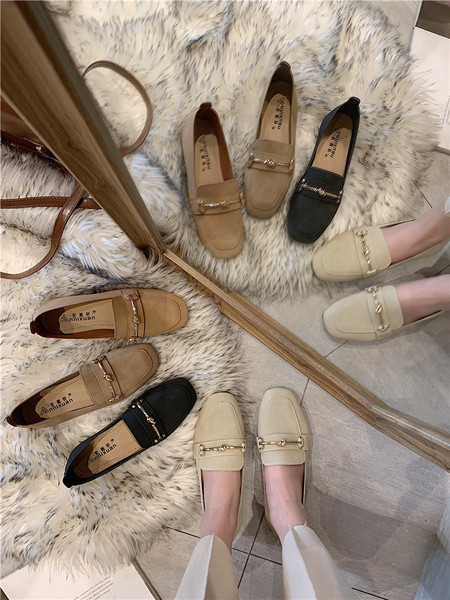 Ikdienas sieviešu retro apavi ar plakanu zoli un metāla elementu