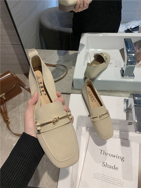 Ikdienas sieviešu retro apavi ar plakanu zoli un metāla elementu