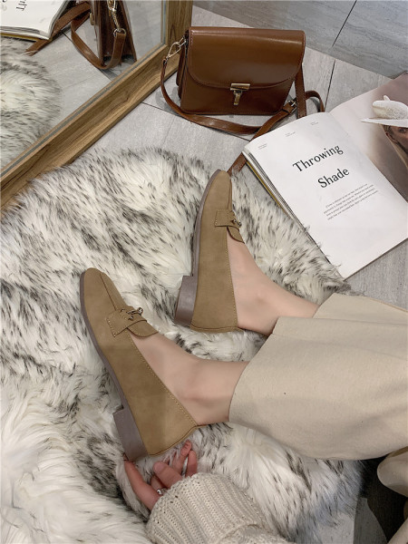 Ikdienas sieviešu retro apavi ar plakanu zoli un metāla elementu