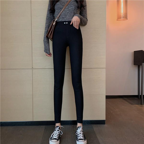 Juodos moteriškos kelnės aukštu juosmeniu ir sagomis