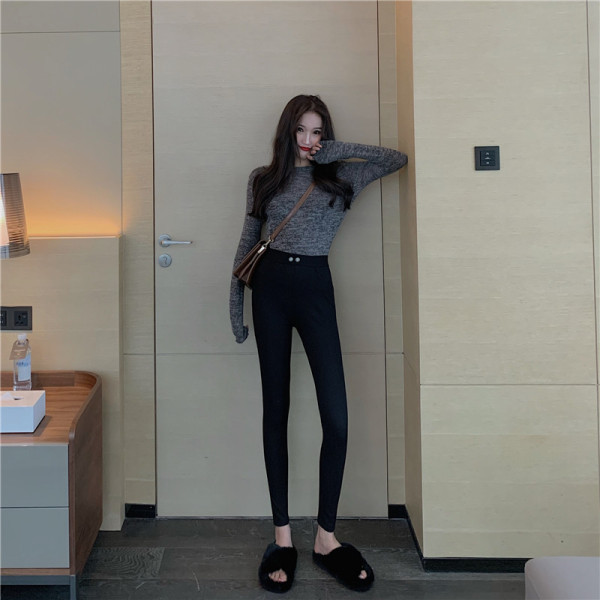 Juodos moteriškos kelnės aukštu juosmeniu ir sagomis