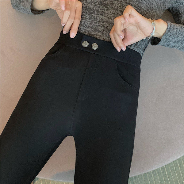 Juodos moteriškos kelnės aukštu juosmeniu ir sagomis