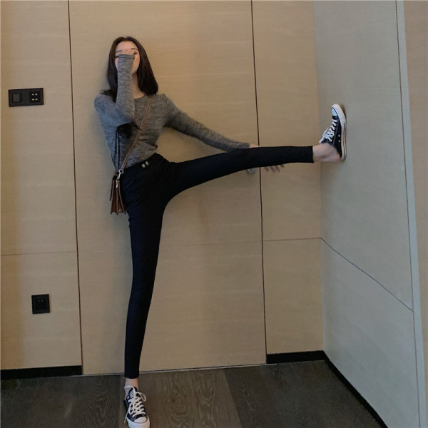 Juodos moteriškos kelnės aukštu juosmeniu ir sagomis