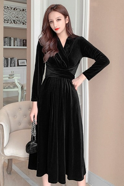 Šiuolaikinė moteriška ilga aksominė suknelė ilgomis rankovėmis juodos spalvos