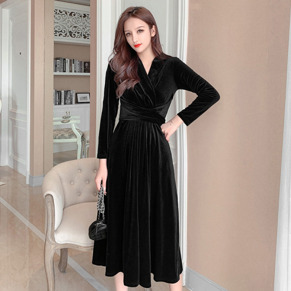 Šiuolaikinė moteriška ilga aksominė suknelė ilgomis rankovėmis juodos spalvos