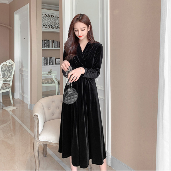 Šiuolaikinė moteriška ilga aksominė suknelė ilgomis rankovėmis juodos spalvos