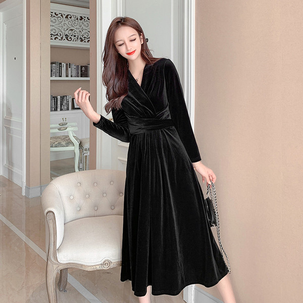 Šiuolaikinė moteriška ilga aksominė suknelė ilgomis rankovėmis juodos spalvos