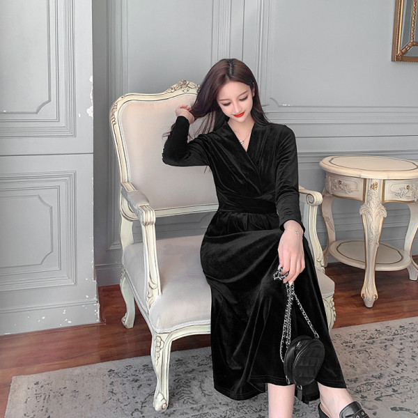 Šiuolaikinė moteriška ilga aksominė suknelė ilgomis rankovėmis juodos spalvos