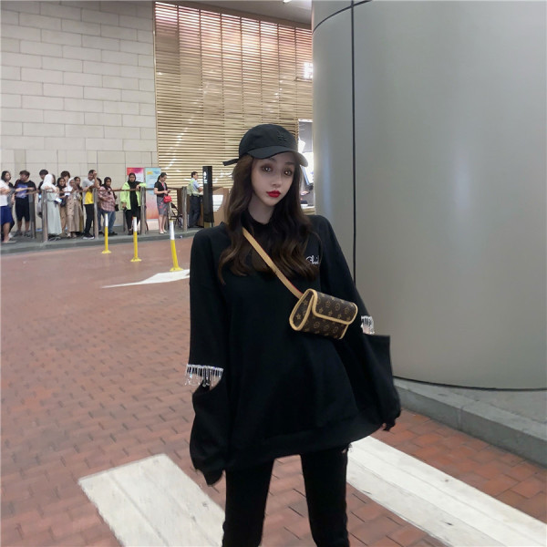 Bluza de dama neagra cu decupaje - model lat