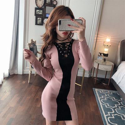 Moderna sieviešu kleita ar saitēm un garām piedurknēm