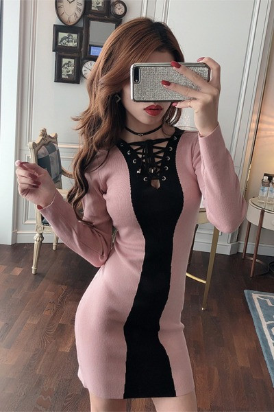 Moderna sieviešu kleita ar saitēm un garām piedurknēm