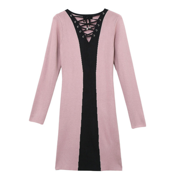 Moderna sieviešu kleita ar saitēm un garām piedurknēm