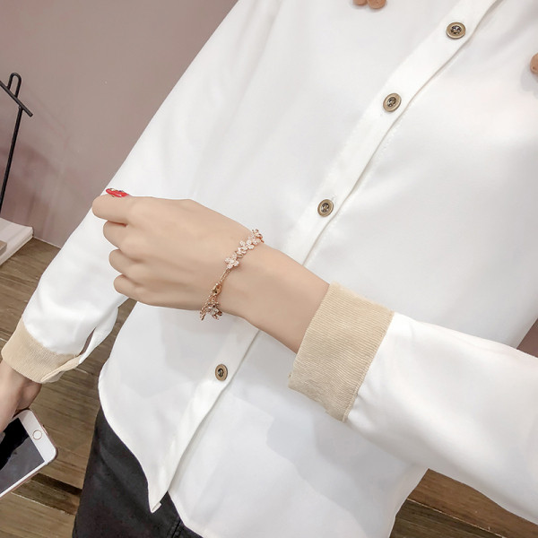 Ženska košulja u retro stilu s klasičnim ovratnikom i dugim rukavima