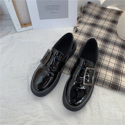 Ležerne ženske lakirane cipele sa kopčom u crnoj boji