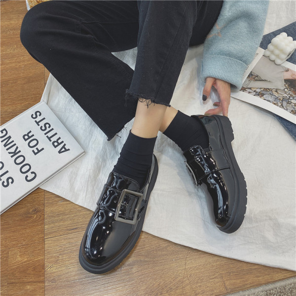 Ležerne ženske lakirane cipele sa kopčom u crnoj boji