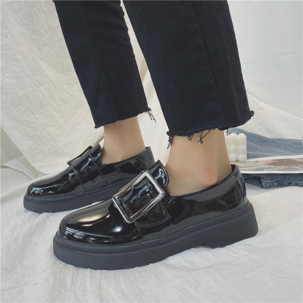 Ležerne ženske lakirane cipele sa kopčom u crnoj boji