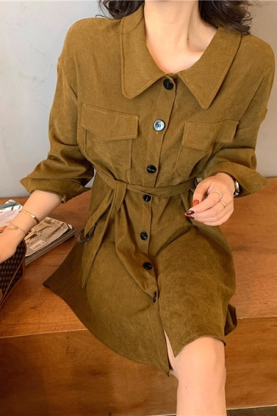 Moderna sieviešu kleita ar pogām, jostiņu un kabatām