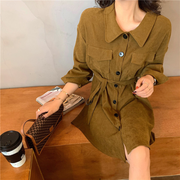 Moderna sieviešu kleita ar pogām, jostiņu un kabatām