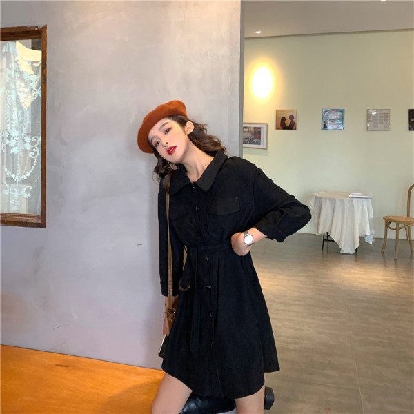 Moderna sieviešu kleita ar pogām, jostiņu un kabatām