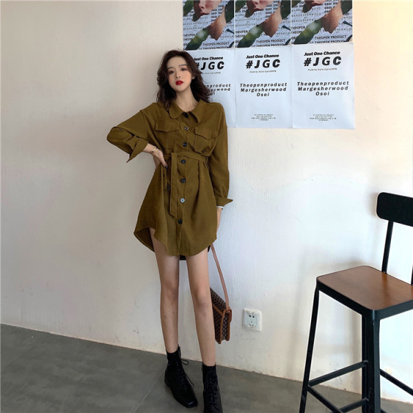 Moderna sieviešu kleita ar pogām, jostiņu un kabatām