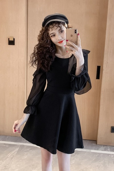 Moderna ženska haljina s ovalnim izrezom i dugim rukavima u crnoj boji