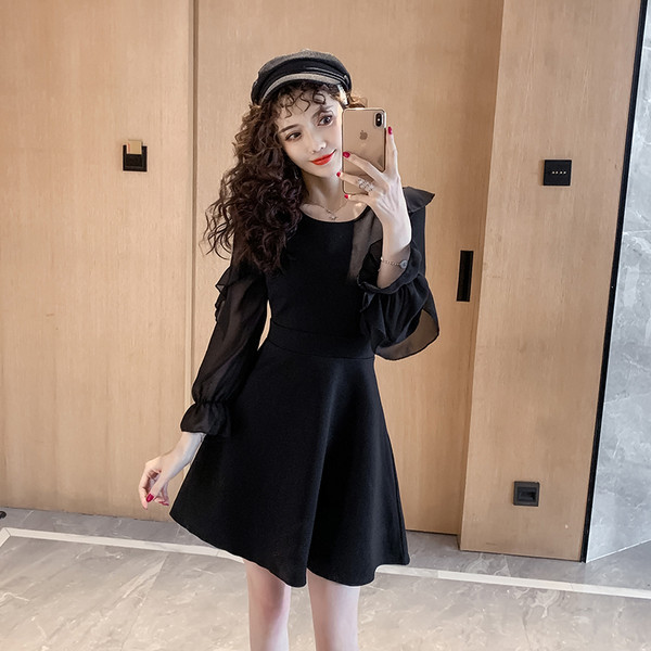 Moderna ženska haljina s ovalnim izrezom i dugim rukavima u crnoj boji