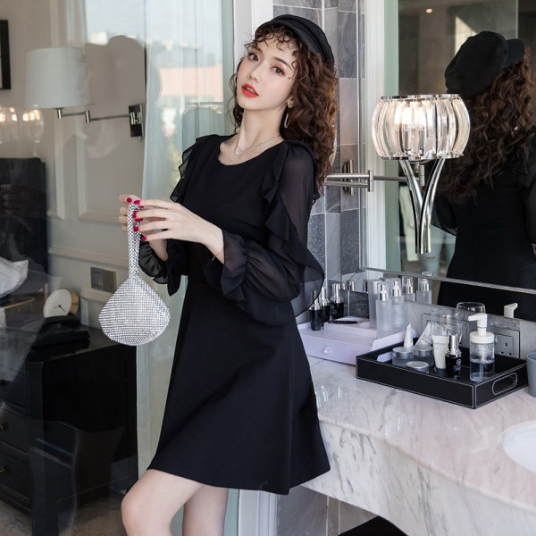 Moderna ženska haljina s ovalnim izrezom i dugim rukavima u crnoj boji