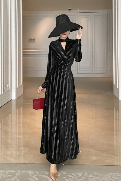 Dabartinis dryžuoto moteriško kirpimo modelis ilgomis rankovėmis