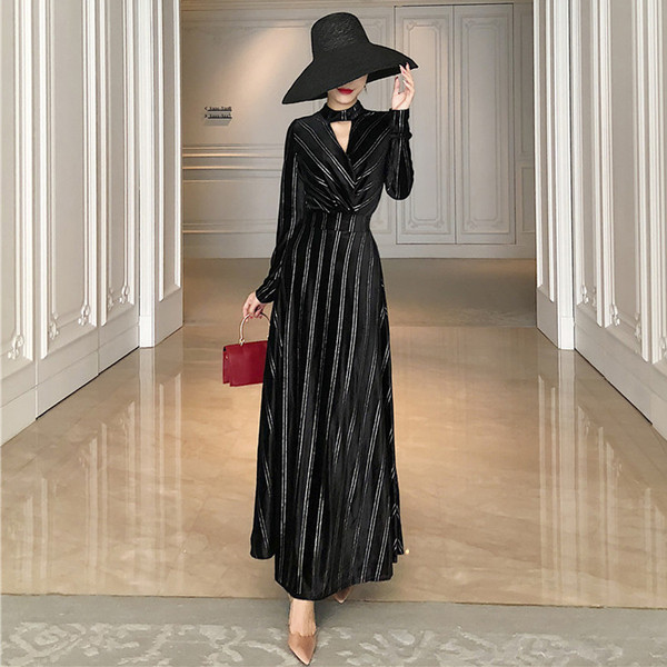 Dabartinis dryžuoto moteriško kirpimo modelis ilgomis rankovėmis