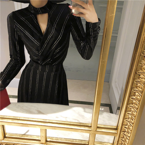 Dabartinis dryžuoto moteriško kirpimo modelis ilgomis rankovėmis