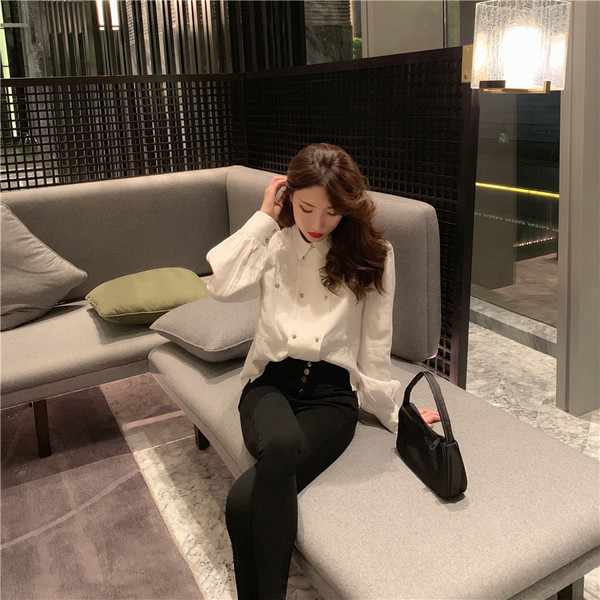 Cămașă lată de damă, cu guler și nasturi clasici