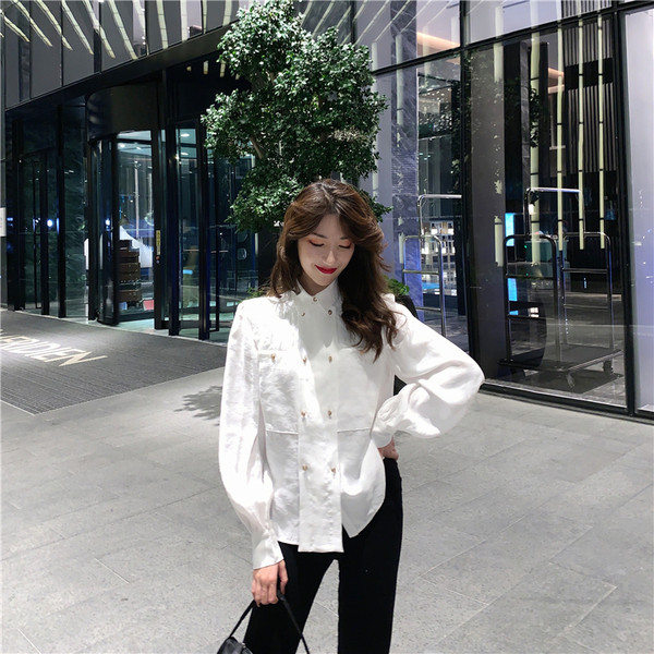 Cămașă lată de damă, cu guler și nasturi clasici