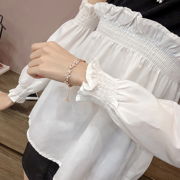 Rūtains sieviešu krekls ar atkailinātiem pleciem un garām piedurknēm