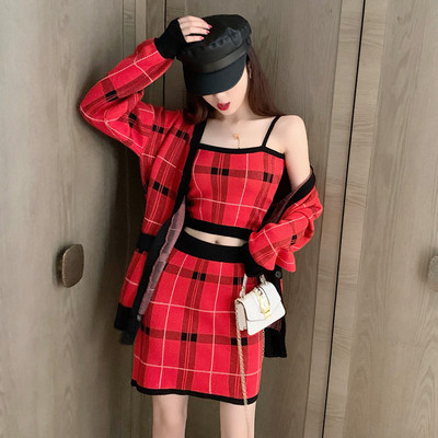 Set modern pentru femei care include o fustă cu talie înaltă, maieu scurt și jachetă