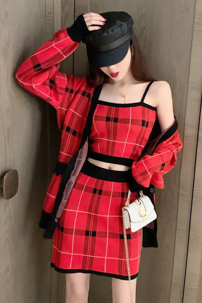 Set modern pentru femei care include o fustă cu talie înaltă, maieu scurt și jachetă