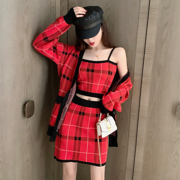 Set modern pentru femei care include o fustă cu talie înaltă, maieu scurt și jachetă