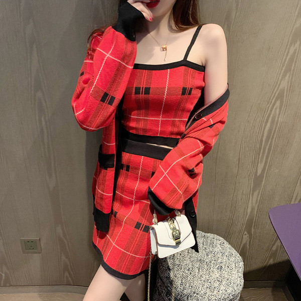 Set modern pentru femei care include o fustă cu talie înaltă, maieu scurt și jachetă