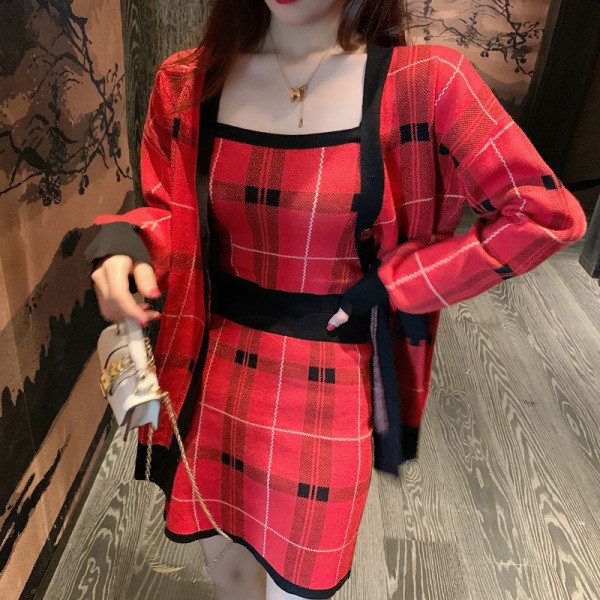 Set modern pentru femei care include o fustă cu talie înaltă, maieu scurt și jachetă