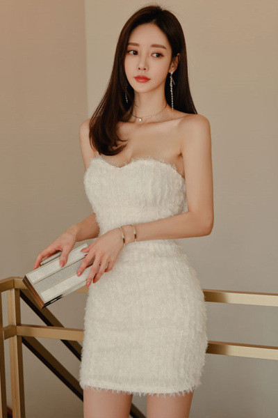 Trumpa, balta moteriška suknelė, krūtinė