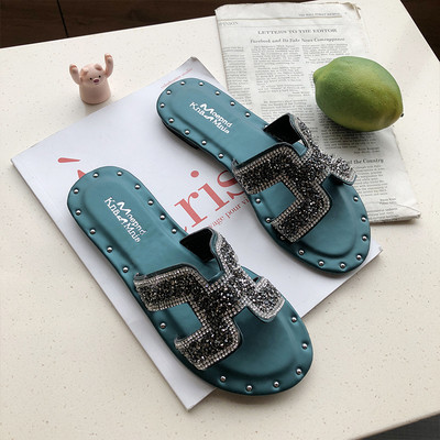 Ženske moderne papuče s ravnim potplatom i sjajnim efektom