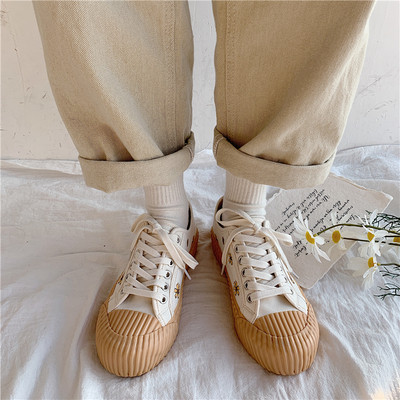 Paprasti moteriški sportbačiai su siuvinėjimu ir lygiu padu