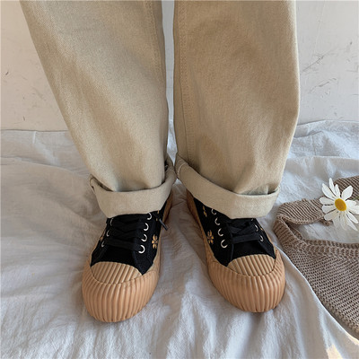 Paprasti moteriški sportbačiai su siuvinėjimu ir lygiu padu